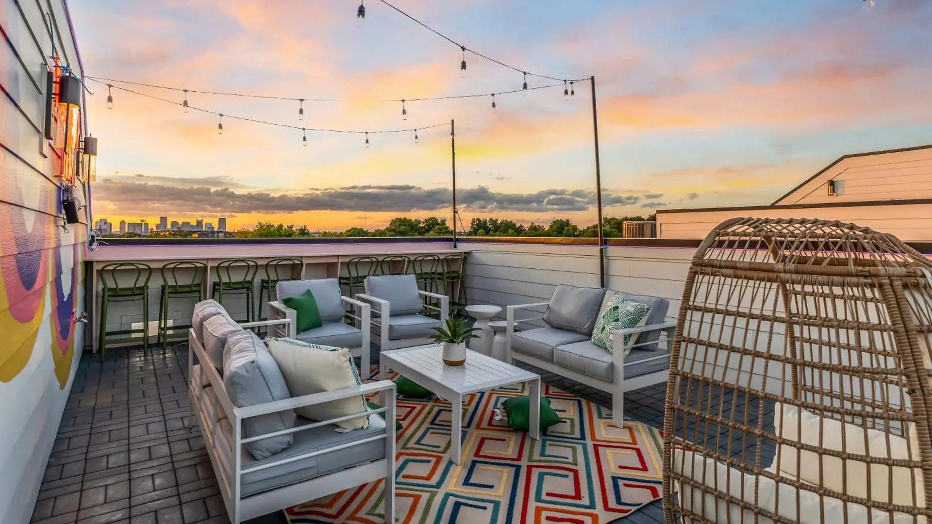 Game Room & Rooftop Deck At Downtown Nashville