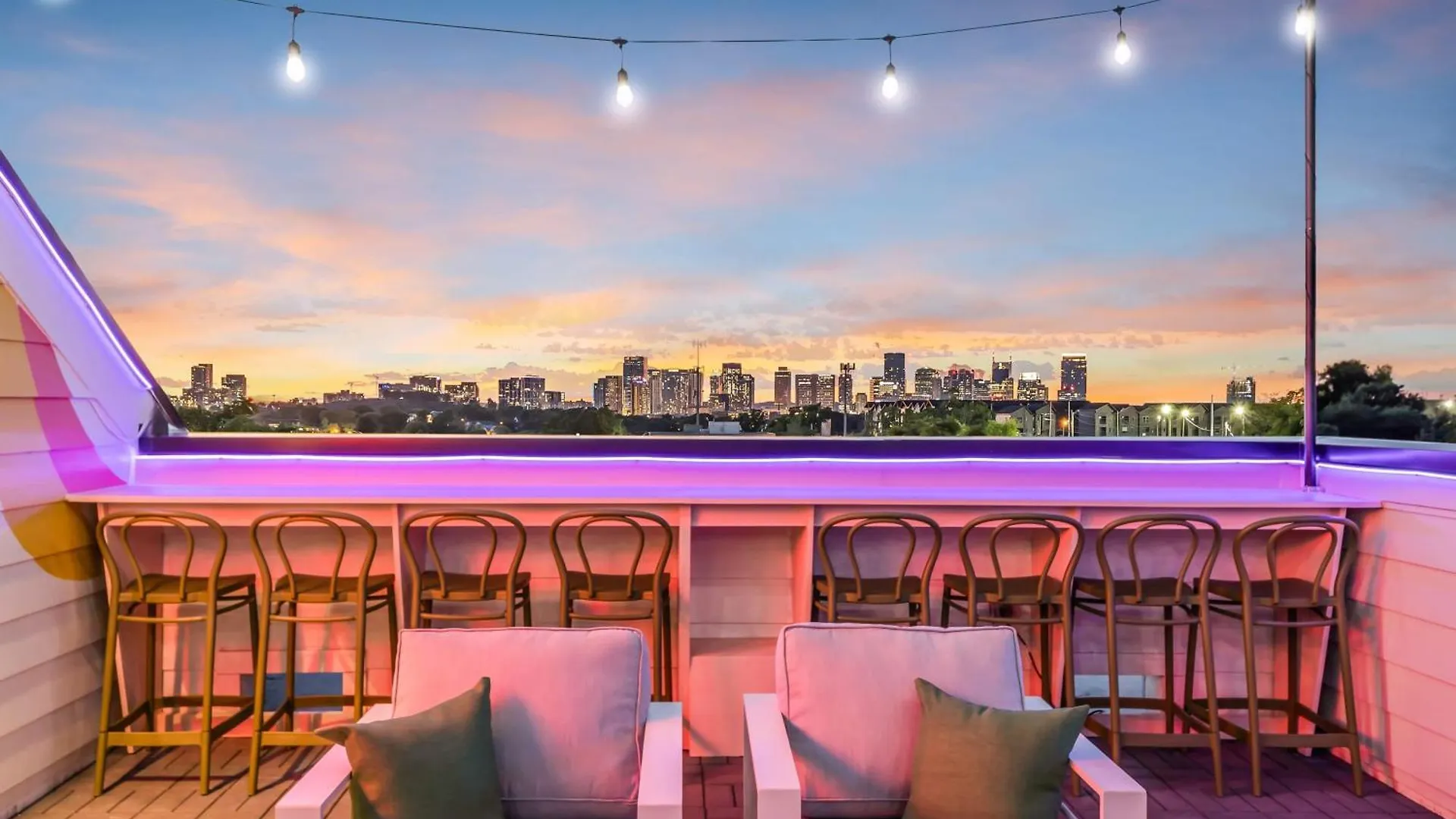 Game Room & Rooftop Deck At Downtown Nashville
